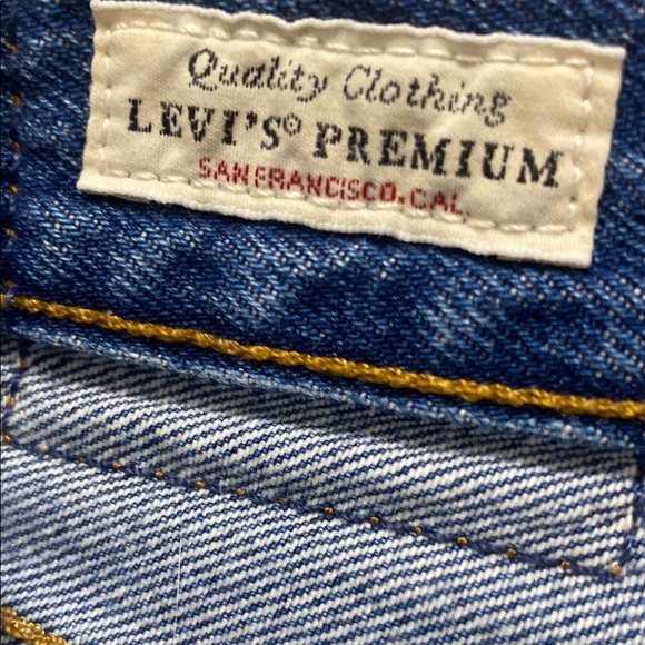 Levi's Premium Button Distressed Mid Rise Women's Jeans. Excellent Condition! - Picture 6 of 11